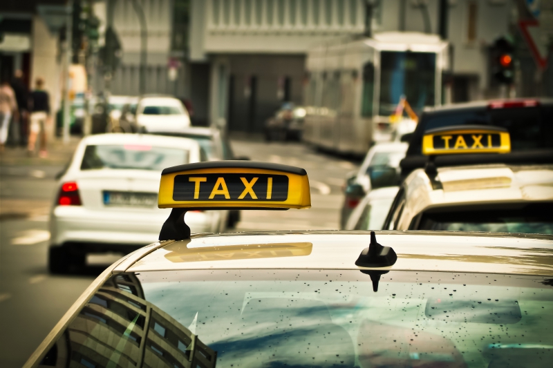 taxis-TRIGANCE-min_road-traffic-car-glass-driving-city-583084-pxhere.com