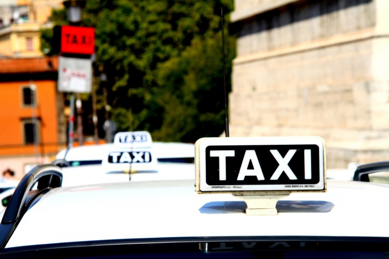 taxis-TRIGANCE-min_taxi_auto_rome_road_white-1051610